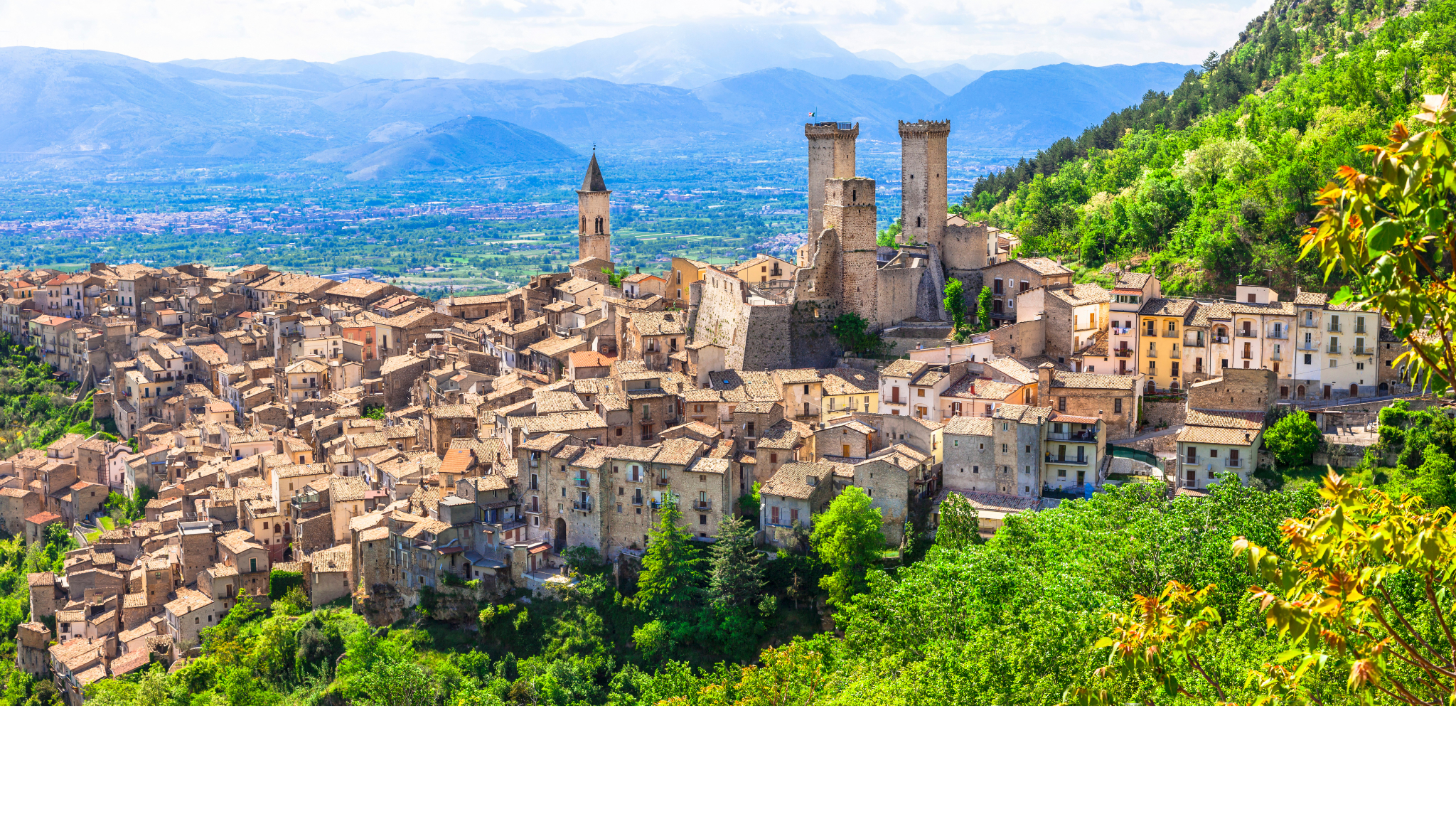 Historisch dorp in Abruzzo met bergen op de achtergrond