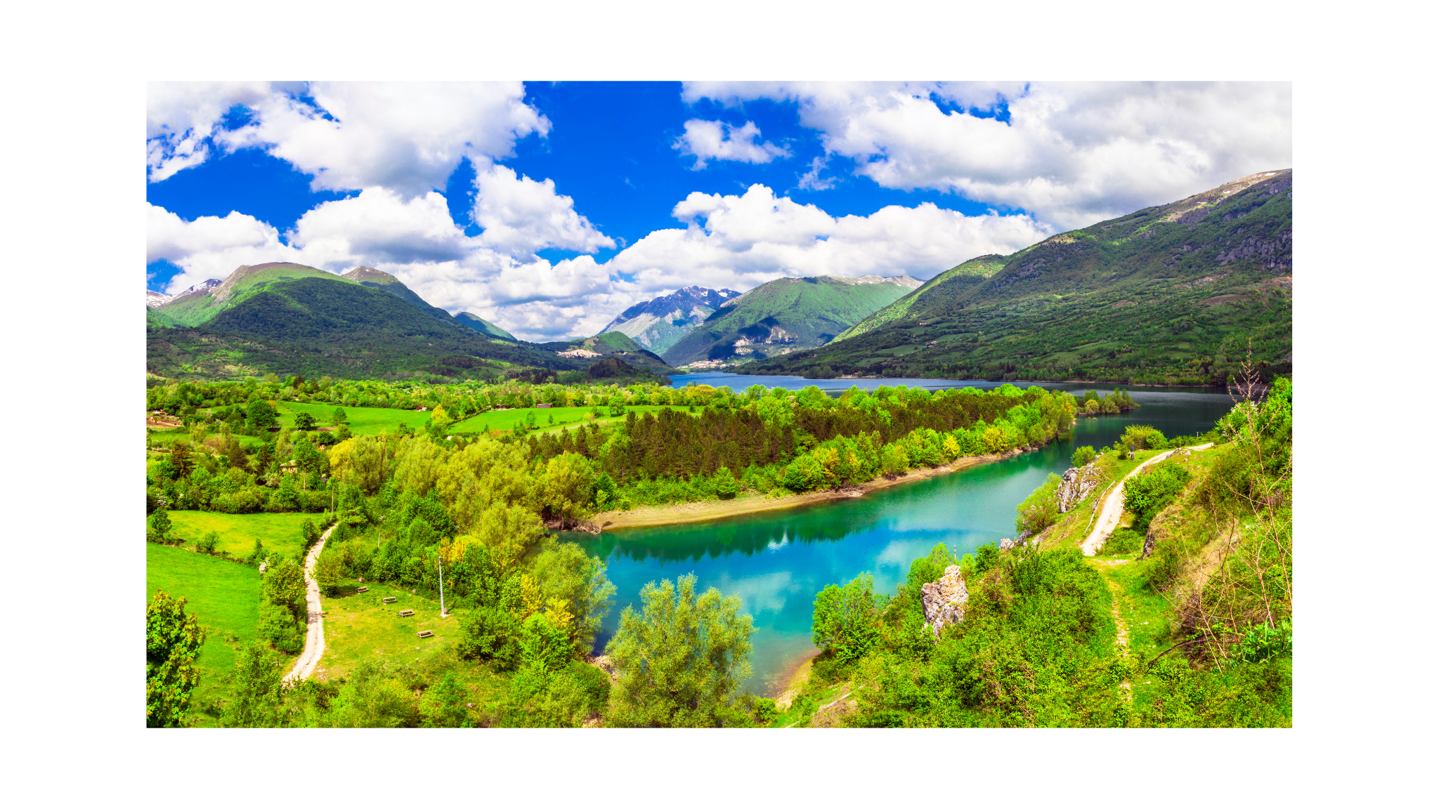Groene vallei en meer in Abruzzo